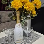Carol Penthouse -outside Jacuzzi And Barbeque- 10 Min To The Christmas Market Διαμέρισμα Κραϊόβα