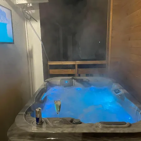 Apartment Carol Penthouse -outside Jacuzzi And Barbeque- 10 Min To The Christmas Market Craiova