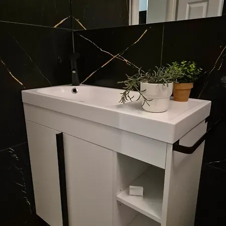 Carol Penthouse -outside Jacuzzi And Barbeque- 10 Min To The Christmas Market דירה קריובה